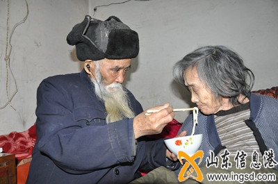 山東臨沂羅莊冊(cè)山八旬老人精心呵護(hù)癱瘓老伴60載 (5)_副本.jpg